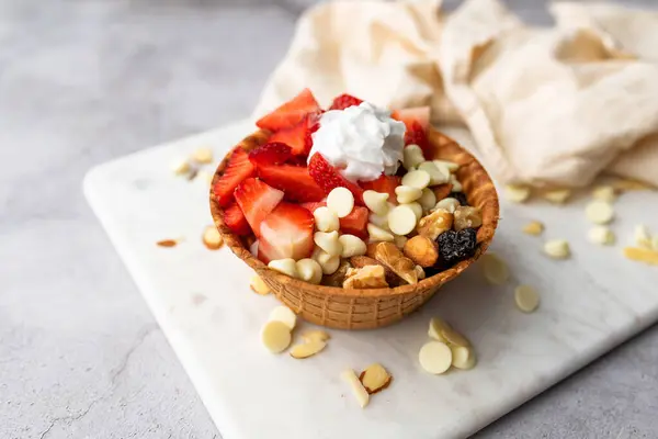 Iogurte Grego Tigela Waffle Sorvete Com Frutas Nozes Sobremesa Saudável — Fotografia de Stock