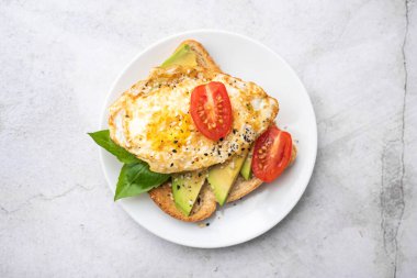 Avokado tostu kahvaltısı ve sahanda yumurta..