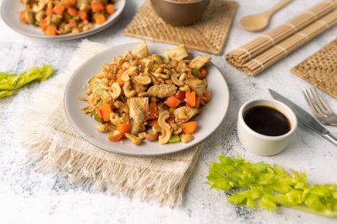 Kaju tavuğu, ev yapımı sınırlı malzemeli Çin yemeği, çıkarılacak sağlıklı bir alternatif..