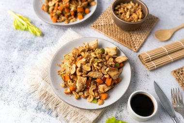 Kaju tavuğu, ev yapımı sınırlı malzemeli Çin yemeği, çıkarılacak sağlıklı bir alternatif..