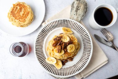 Muz, şurup ve cevizli protein krepleri. Sağlıklı diyet kekleri.