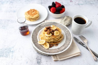 Muz, şurup ve cevizli protein krepleri. Sağlıklı diyet kekleri.