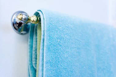 Havlu banyoda Ray üzerinde