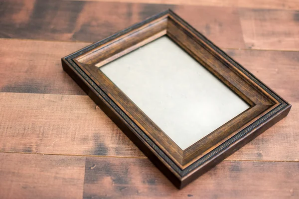 Houten frame op een houten achtergrond — Stockfoto