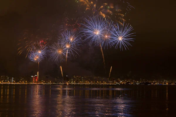 Mutlu yıllar, Florianopolis Santa Catarina Brezilya 'da havai fişekler.