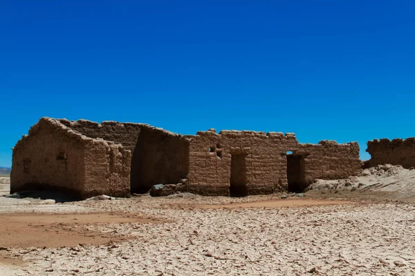 Atacama Çölü, San Pedro de Atacama, Şili 'de terk edilmiş bir ev..