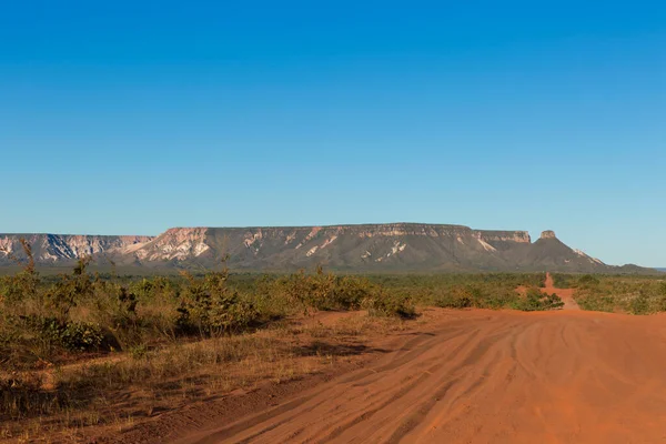 Mateiros şehri yakınlarındaki Jalapao Eyalet Parkı 'nda kum yolu.. 
