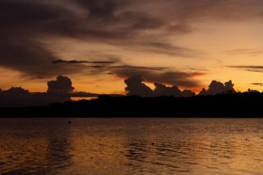 Itaipulandia, Parana, Brezilya 'daki Jacutinga plajında altın saat.