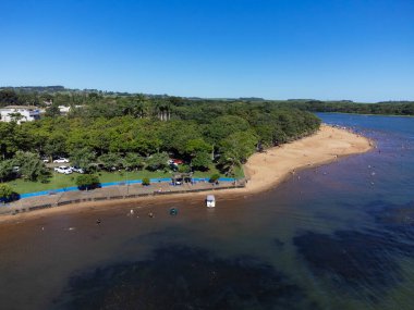 Balneario Jacutinga, Itaipulandia 'daki Parana Nehri' nin tatlı su plajı..