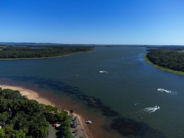 Balneario Jacutinga, Itaipulandia 'daki Parana Nehri' nin tatlı su plajı..