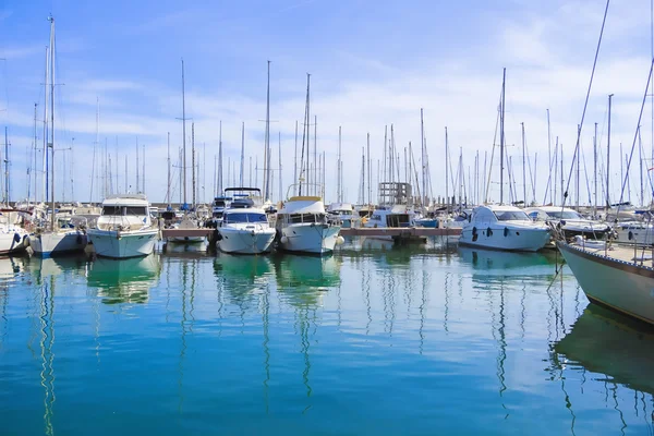 Краса Stock Photo Harbor Yacht Club з глазурованим морем і блакитними хмарами — стокове фото