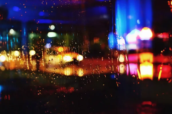 Fotos de ciudad nocturna hecha a través de vidrio. Calle. Lluvia . — Foto de Stock