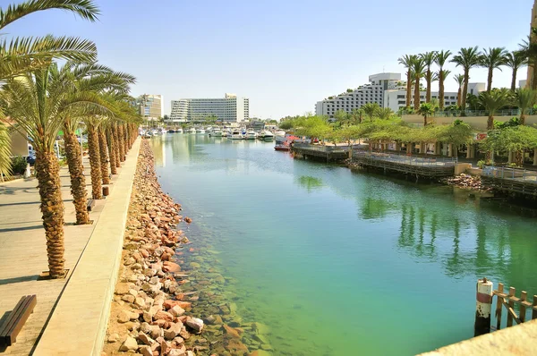 Eilat város a tengeren. Marina és a yacht klubra — Stock Fotó