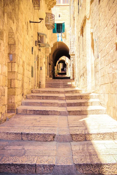Israel, Jerusalem, stone streets. The tunnel with steps... — Stock Photo, Image