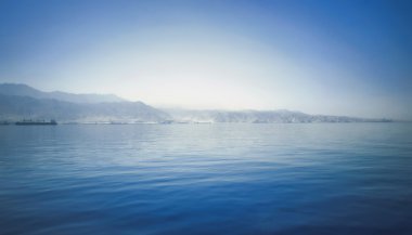 Fotoğraf çok kıyı liman ve gemi uzaktan