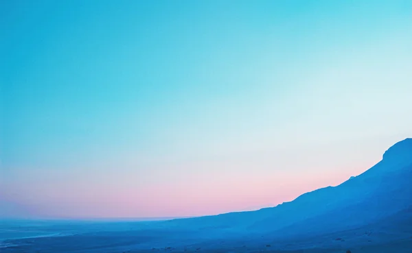 Hermosa puesta de sol en las montañas cerca del Mar Muerto y el Monte Ein Gedi en la noche —  Fotos de Stock