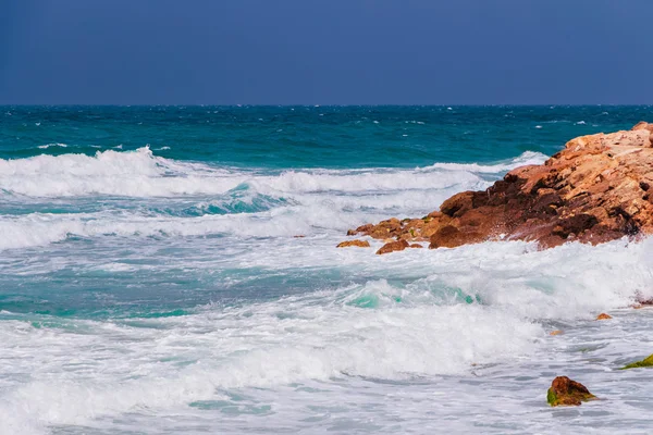 Paysage marin avec beaucoup de mousse, vagues et tas de pierres — Photo