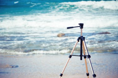 Tripod üzerinde arka plan deniz köpüğü ve dalgalar