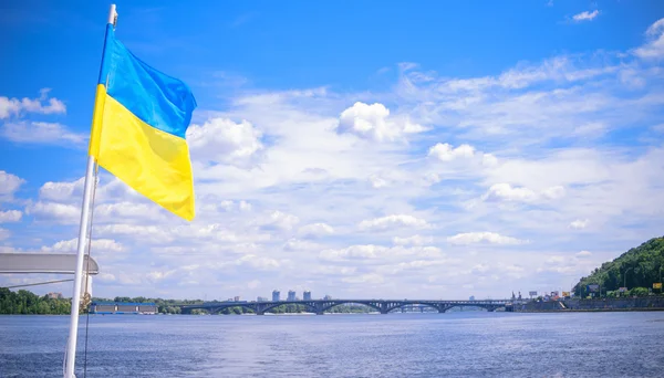 Ukrainische Flagge auf dem Fluss Dnipro in Kiew — Stockfoto