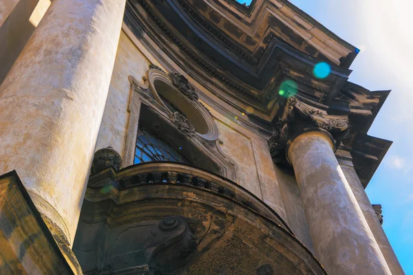 Kupolen av Dominikanska kyrkan i Lviv, västra Ukraina — Stockfoto