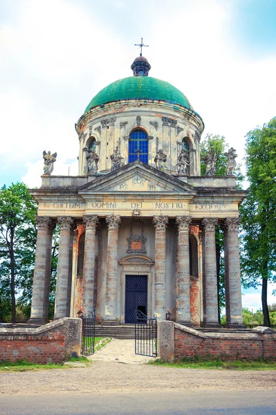 Kutsal Roma Katolik Kilisesi yüceltme ve St Joseph Lviv, Ukrayna yakın. Zaman inşaat 1752-1766 — Stok fotoğraf