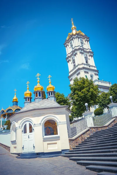 Pochaev Lavra campanario y capilla — Foto de Stock