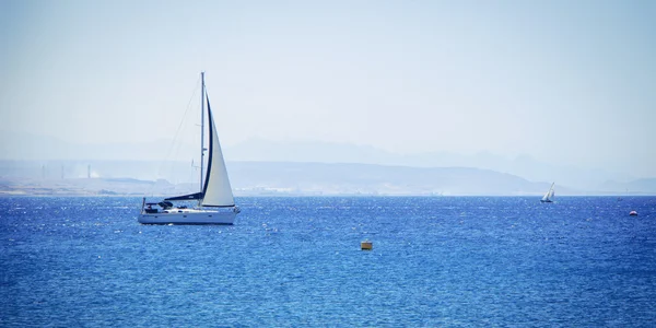 Одинокая лодка в Красном море — стоковое фото