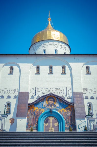 Catedral de la Trinidad en Pochaev Lavra y las escaleras a ella — Foto de Stock