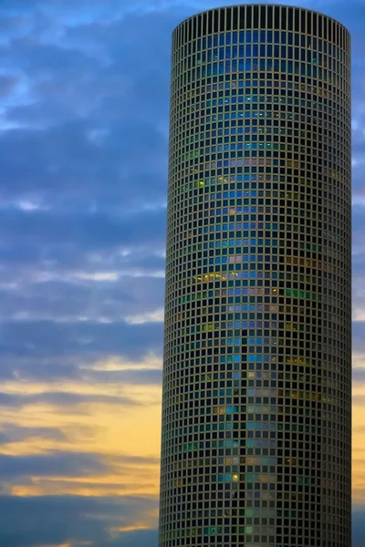 Wolkenkrabbers, wolken en zonsondergang — Stockfoto