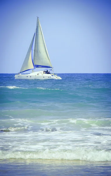 Jachta v moři u pobřeží — Stock fotografie