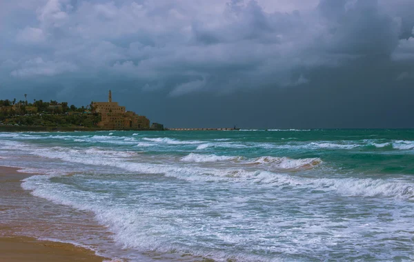 Mar Mediterráneo con la antigua ciudad fortaleza en el fondo — Foto de Stock