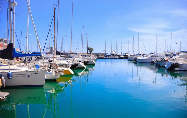 Stock Foto schoonheid Harbor Yacht Club met geglazuurde heldere zee en blauwe wolken — Stockfoto