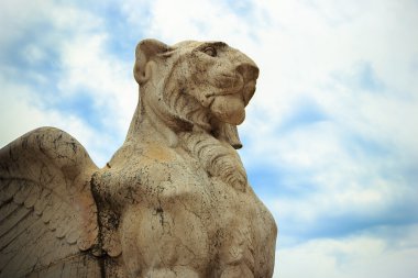 Kanatları ve bulutlar ile aslan