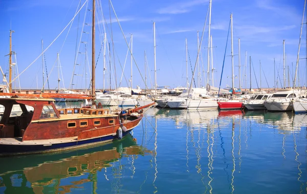 Stock Photo beauty Harbor Yacht Club with glazed clear sea and blue clouds — Stock Photo, Image