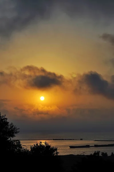 Solen i molnen vid solnedgången och Barga — Stockfoto