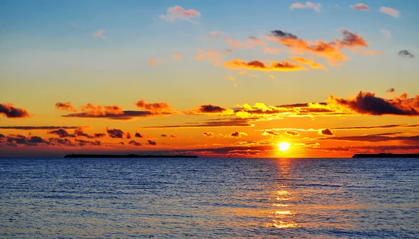 Seascape med ön och moln — Stockfoto