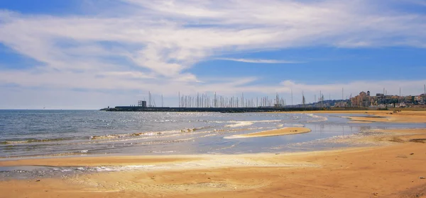 Nuvoloso vicino al porto turistico in Italia, Nettuno — Foto Stock