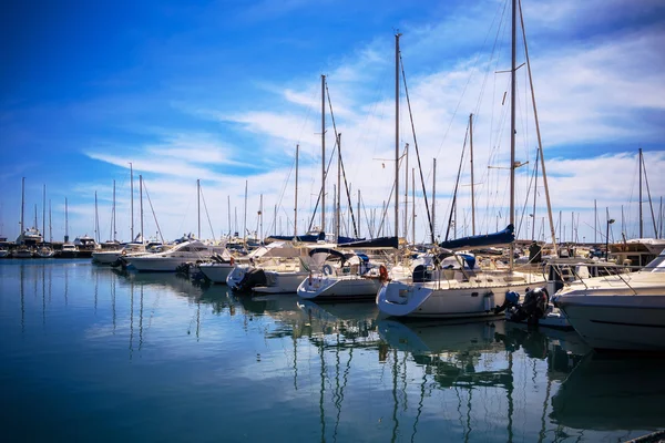 Stock Foto beleza Porto Yacht Club com vidros mar claro e nuvens azuis — Fotografia de Stock