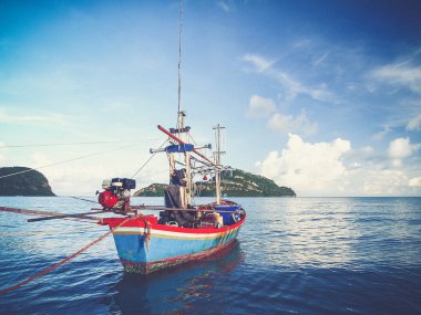 Balıkçı teknesi deniz ve ada Tayland (Vintage filtre doğurur