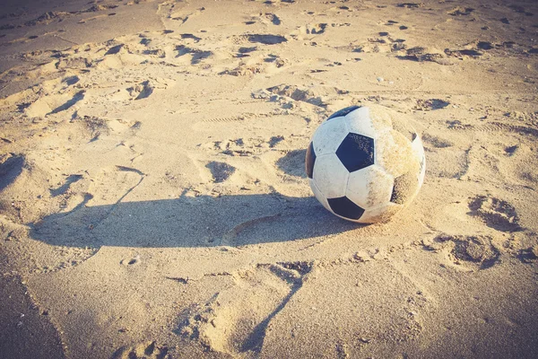 Bola de futebol na areia (efeito de filtro vintage usado ) — Fotografia de Stock