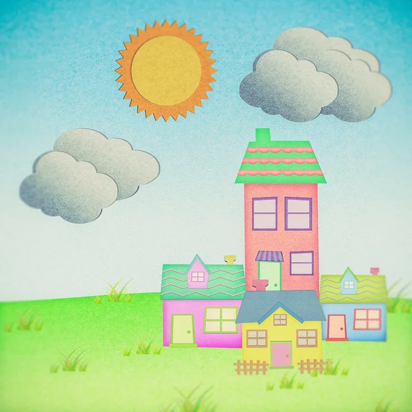 Дом из переработанной бумаги с травяным полем с солнцем и облаком — стоковое фото