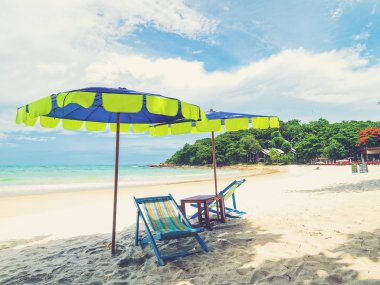 iki sandalye ve şemsiye tropik sahil samed Island, Tayland