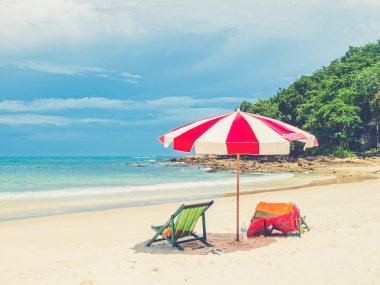iki sandalye ve şemsiye tropik sahil samed Island, Tayland