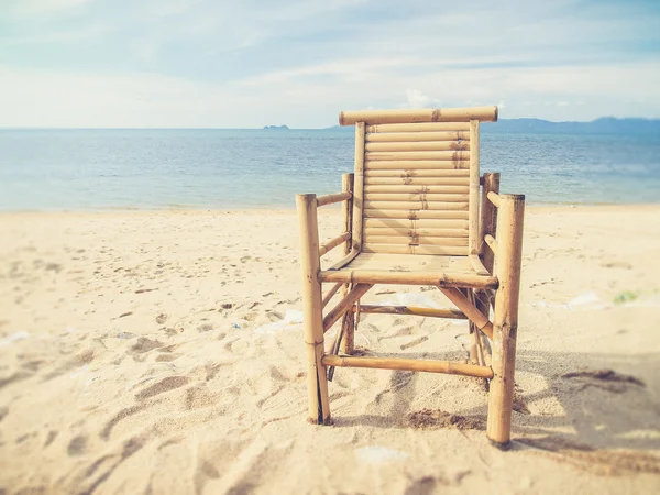 在热带海滩 （老式滤镜效果使用的椅子) — 图库照片