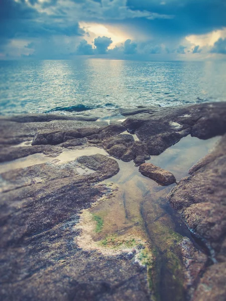 Wunderschöne Meereslandschaft. Meer und Felsen bei Sonnenuntergang (vintage filter e — Stockfoto