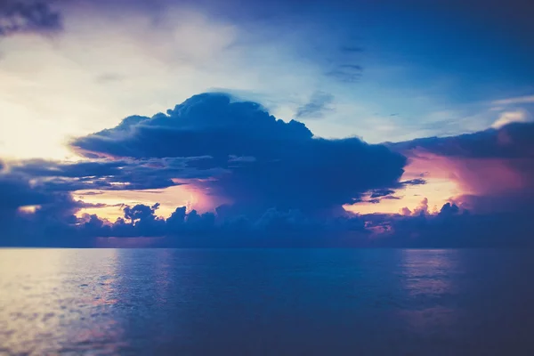 El sol se pone sobre la playa (efecto de filtro Vintage utilizado ) — Foto de Stock