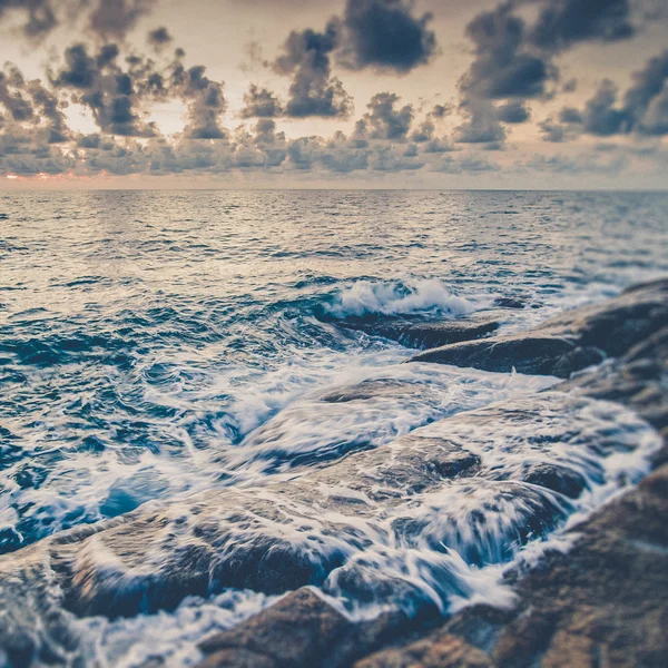 Hermoso paisaje marino. Mar y roca al atardecer (Filtro vintage e —  Fotos de Stock