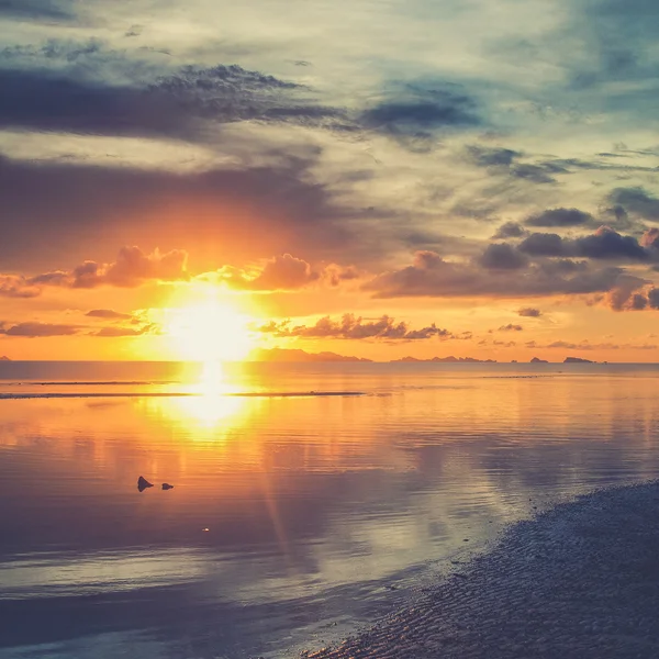 El sol se pone sobre la playa con hermoso reflejo —  Fotos de Stock