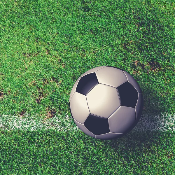 Футбольный мяч на зеленом травяном поле с видом сверху — стоковое фото