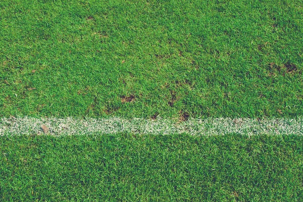 Yeşil futbol sahasında beyaz şerit. — Stok fotoğraf